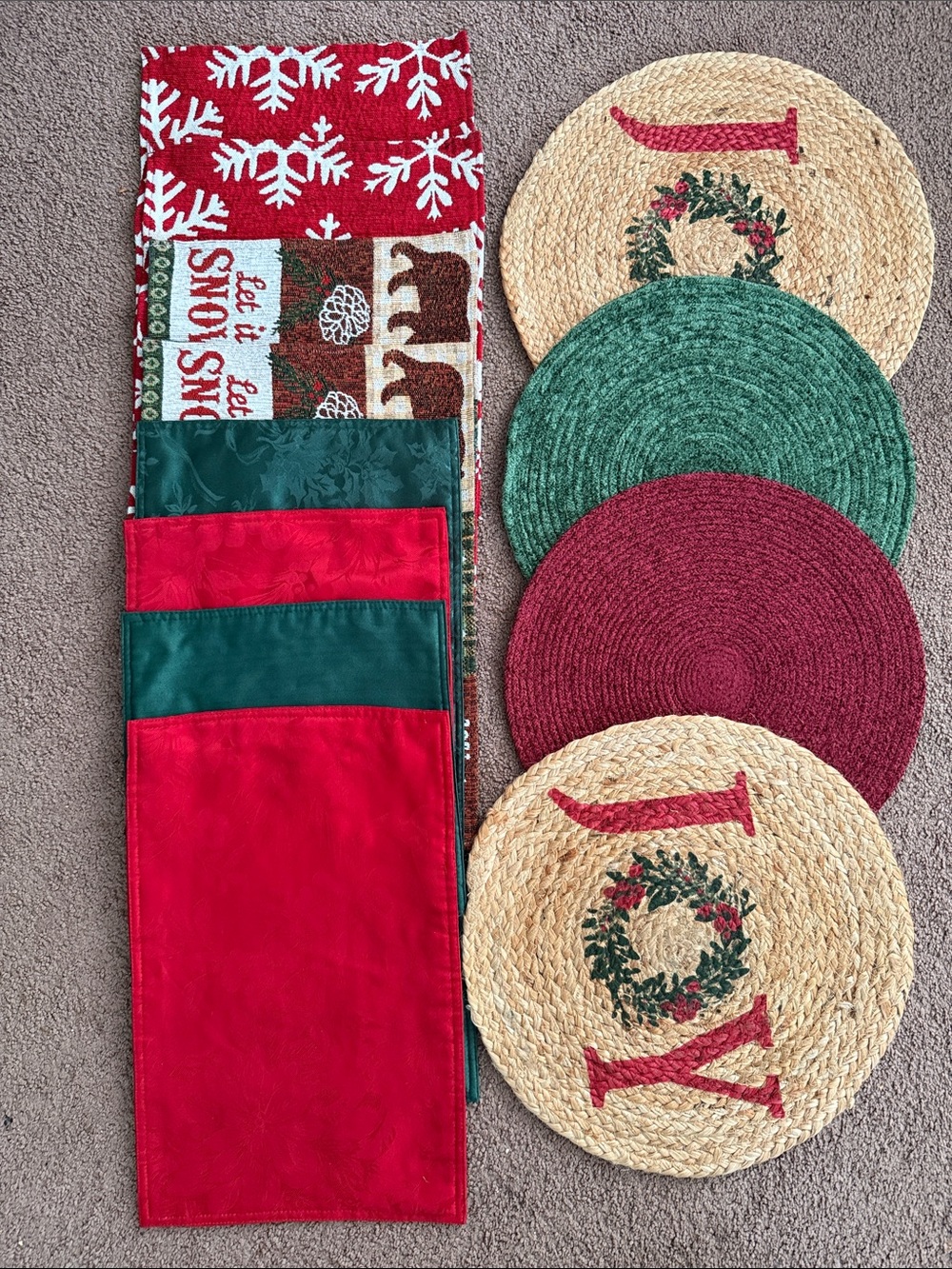 Holiday Table Placemats and Table Runner Set - Red & Green